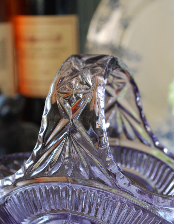 デザートグラス、ボウル(器)　アンティーク雑貨　パープルカラーのアンティークプレスドグラス、ガラスのマルシェカゴ（バスケット）。アンティークのため、多少の欠け・傷がある場合がありますが、使用上問題はありませんので、ご了承下さい。(pg-3299)