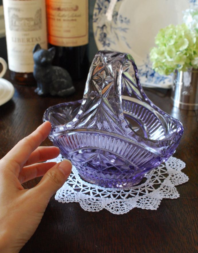デザートグラス、ボウル(器)　アンティーク雑貨　パープルカラーのアンティークプレスドグラス、ガラスのマルシェカゴ（バスケット）。光が当たるとキラキラ輝きます。(pg-3299)