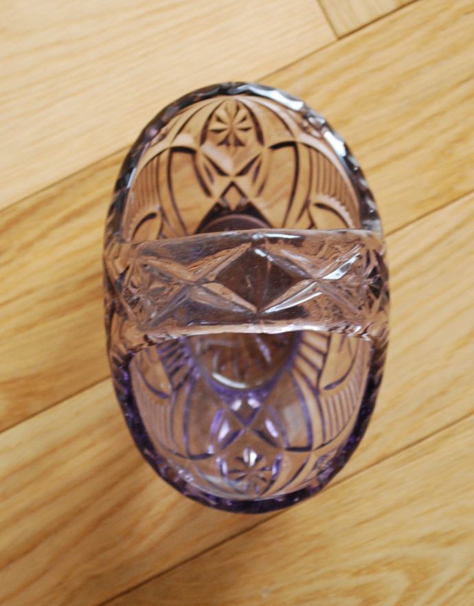 デザートグラス、ボウル(器)　アンティーク雑貨　パープルカラーのアンティークプレスドグラス、ガラスのマルシェカゴ（バスケット）。上から見るとこんな感じです。(pg-3299)