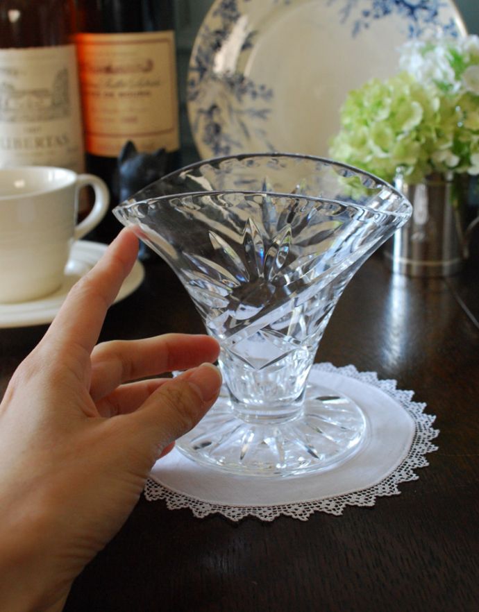 フラワーベース　アンティーク雑貨　小さくて飾りやすいアンティークガラスフラワーベース（花器）、プレスドグラス。飾るだけで絵になる美しさです。(pg-3310)
