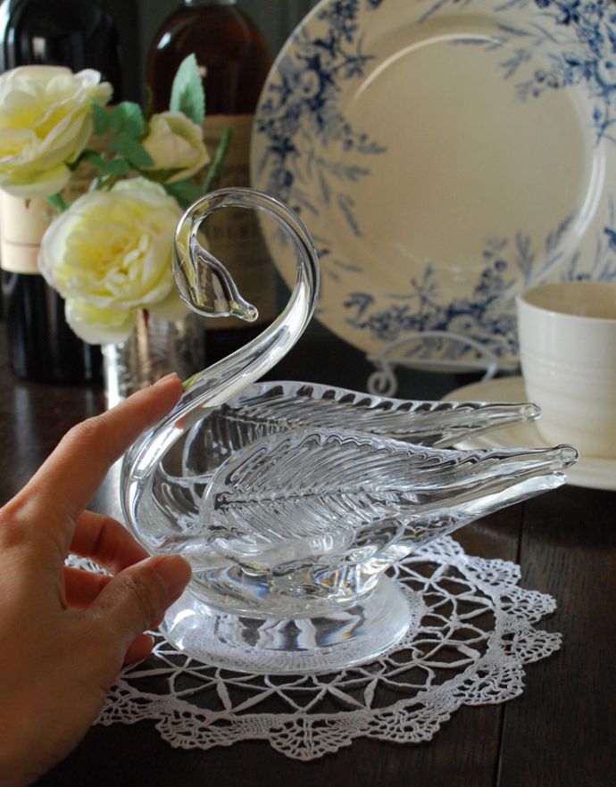 アンティーク 雑貨のガラス小物 アンティーク雑貨 クリアガラスの美しいガラスのスワン(白鳥)のオブジェ、アンティークプレスドグラス。どこにディスプレイしても美しいスワンのオブジェです。(pg-3320)