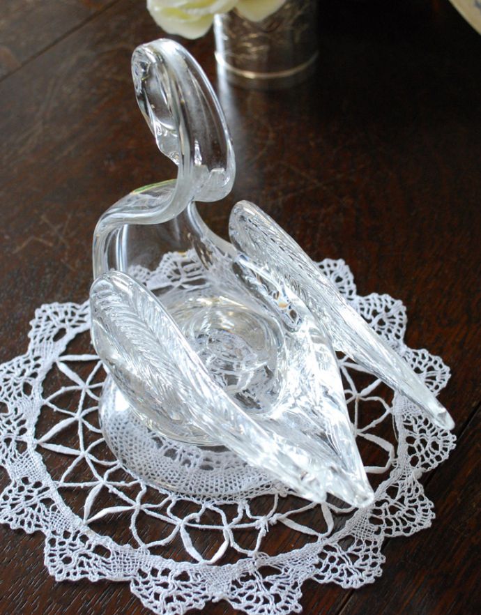 アンティーク 雑貨のガラス小物 アンティーク雑貨 クリアガラスの美しいガラスのスワン(白鳥)のオブジェ、アンティークプレスドグラス。どこにディスプレイしても美しいスワンのオブジェです。(pg-3320)