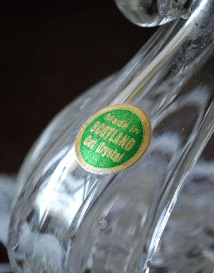 アンティーク 雑貨のガラス小物 アンティーク雑貨 クリアガラスの美しいガラスのスワン(白鳥)のオブジェ、アンティークプレスドグラス。アンティークのため、多少の欠け・傷がある場合がありますが、使用上問題はありませんので、ご了承下さい。(pg-3320)