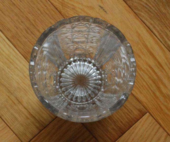 フラワーベース アンティーク雑貨 お花がたっぷり刻まれた、華やかなフラワーベース、(花器)アンティークプレスドグラス。上から見るとこんな感じです。(pg-3330)