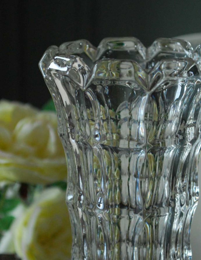 フラワーベース アンティーク雑貨 ゴージャスなカッティングが魅力!アンティークフラワーベース(花器)。アンティークのため、多少の欠け・傷がある場合がありますが、使用上問題はありませんので、ご了承下さい。(pg-3331)