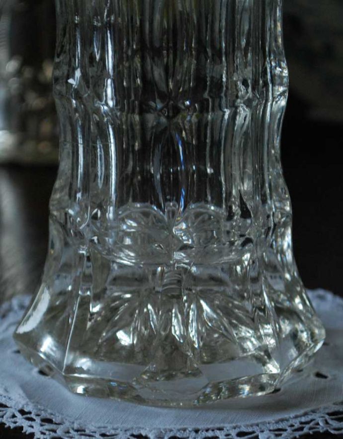 フラワーベース アンティーク雑貨 ゴージャスなカッティングが魅力!アンティークフラワーベース(花器)。光に当たるときらきら輝きます。(pg-3331)