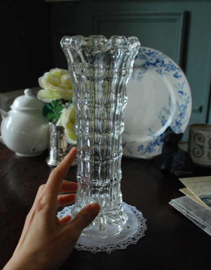 フラワーベース アンティーク雑貨 ゴージャスなカッティングが魅力!アンティークフラワーベース(花器)。飾るだけで絵になる美しさ。(pg-3331)