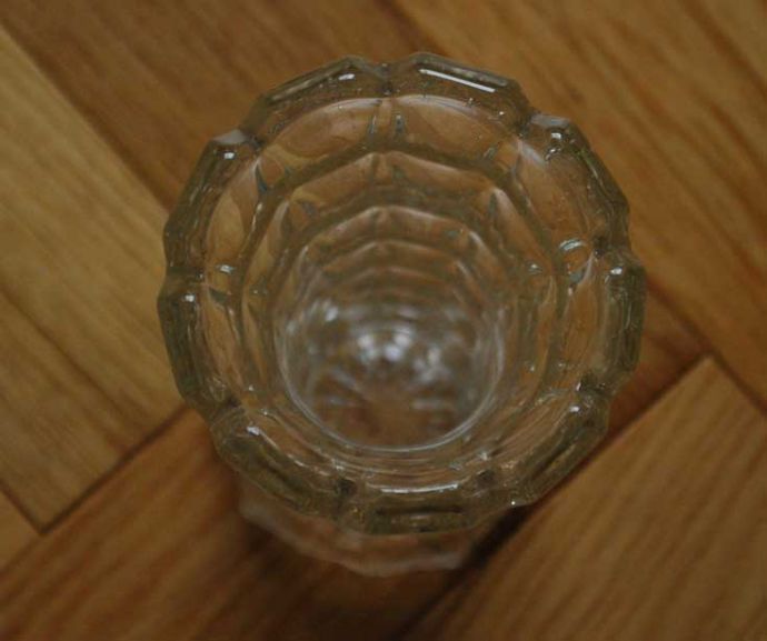 フラワーベース アンティーク雑貨 ゴージャスなカッティングが魅力!アンティークフラワーベース(花器)。上から見るとこんな感じです。(pg-3331)