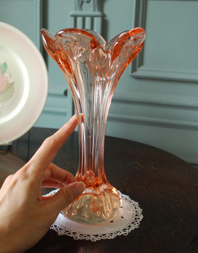 フラワーベース　アンティーク雑貨　サーモンピンクが華やかなフラワーベース（花器）、アンティークプレスドグラス　。アンティークのため、多少の欠け・傷がある場合がありますが、使用上問題はありませんので、ご了承下さい。(pg-3332)