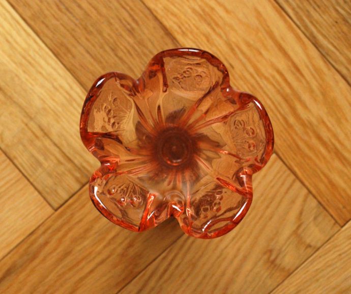 フラワーベース　アンティーク雑貨　サーモンピンクが華やかなフラワーベース（花器）、アンティークプレスドグラス　。上から見るとこんな感じです。(pg-3332)