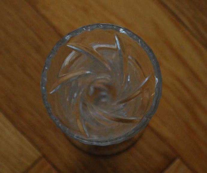 フラワーベース　アンティーク雑貨　お花の美しさを際立てるガラスフラワーベース（花器）、可憐なシルエットのアンティークプレスドグラス。上から見るとこんな感じです。(pg-3338)