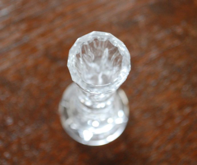 フラワーベース アンティーク雑貨 縁どりのカッティングも美しい一輪挿しプレスドグラス、フラワーベース。上から見るとこんな感じです。(pg-3346)