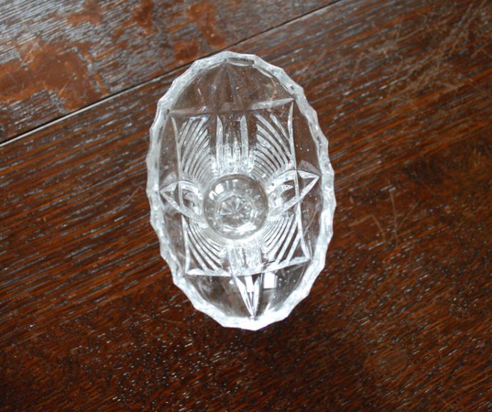 フラワーベース　アンティーク雑貨　小さくて飾りやすい花器、アンティークガラスフラワーベース、プレスドグラス。上から見てもキレイなデザインです。(pg-3348)