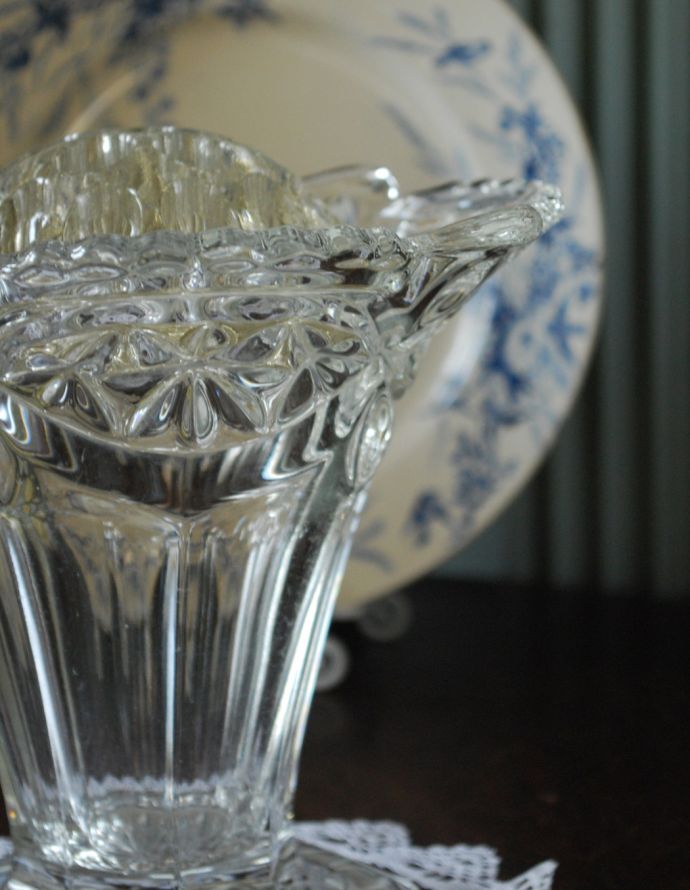 フラワーベース アンティーク雑貨 アンティークのプレスドグラスのフラワーベース、誰でも素敵にお花を楽しめるガラス留め付き。光が当たるときらきら輝きます。(pg-3359)