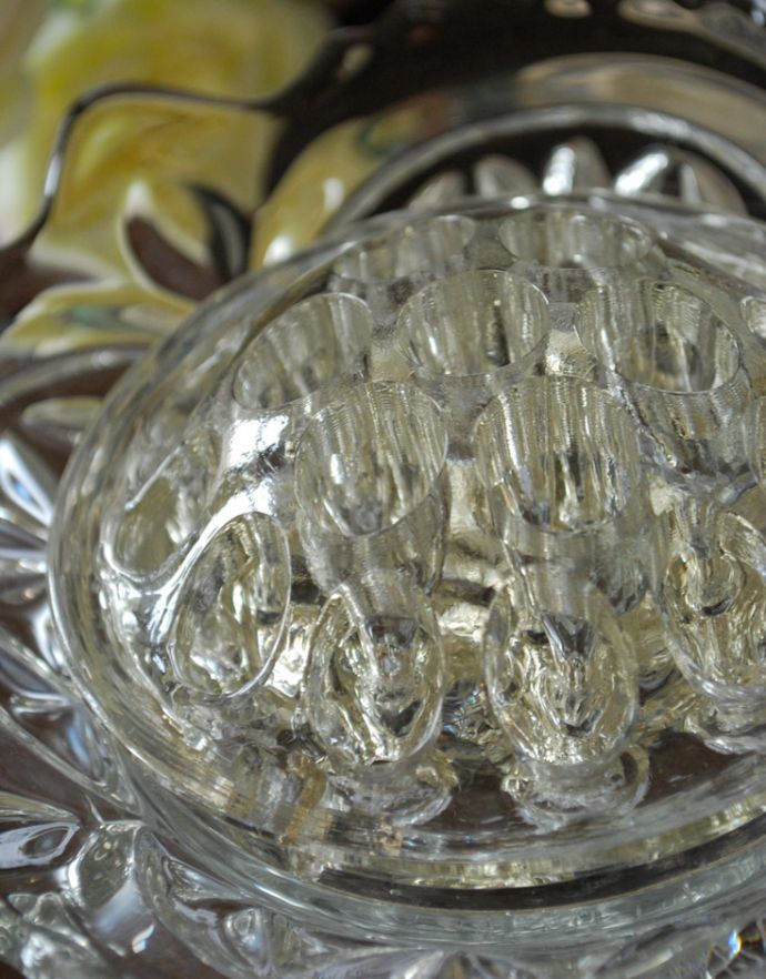 フラワーベース アンティーク雑貨 アンティークのプレスドグラスのフラワーベース、誰でも素敵にお花を楽しめるガラス留め付き。花を生けるのに便利な花留めがついてます。(pg-3359)