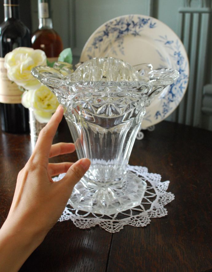 フラワーベース アンティーク雑貨 アンティークのプレスドグラスのフラワーベース、誰でも素敵にお花を楽しめるガラス留め付き。飾るだけで絵になる美しさ。(pg-3359)