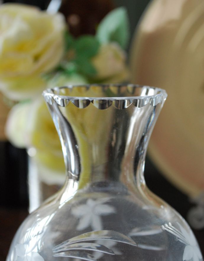 フラワーベース　アンティーク雑貨　お花のカッティングが美しい、アンティークガラスフラワーベース（花器）、プレスドグラス。アンティークのため、多少の欠け・傷がある場合がありますが、使用上問題はありませんので、ご了承下さい。(pg-3360)