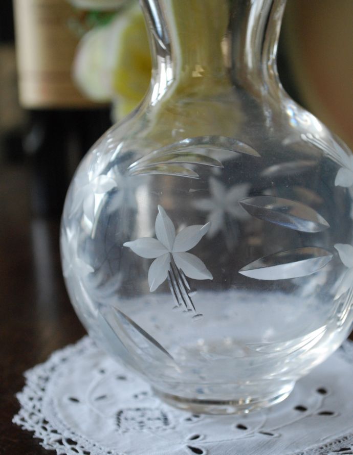 フラワーベース　アンティーク雑貨　お花のカッティングが美しい、アンティークガラスフラワーベース（花器）、プレスドグラス。光に当たるとキラキラ輝きます。(pg-3360)