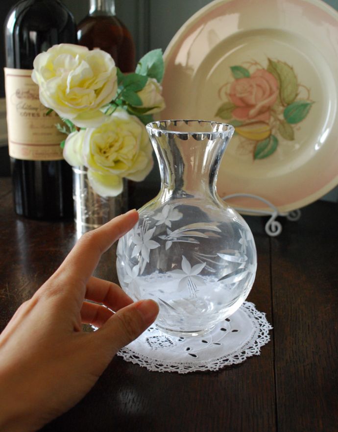 フラワーベース　アンティーク雑貨　お花のカッティングが美しい、アンティークガラスフラワーベース（花器）、プレスドグラス。飾るだけで絵になる美しさです。(pg-3360)