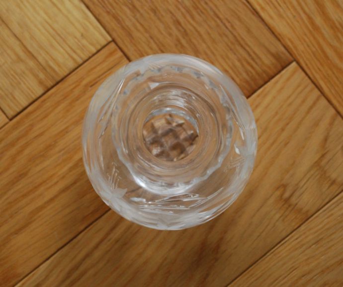 フラワーベース　アンティーク雑貨　お花のカッティングが美しい、アンティークガラスフラワーベース（花器）、プレスドグラス。上から見てもキレイなデザインです。(pg-3360)