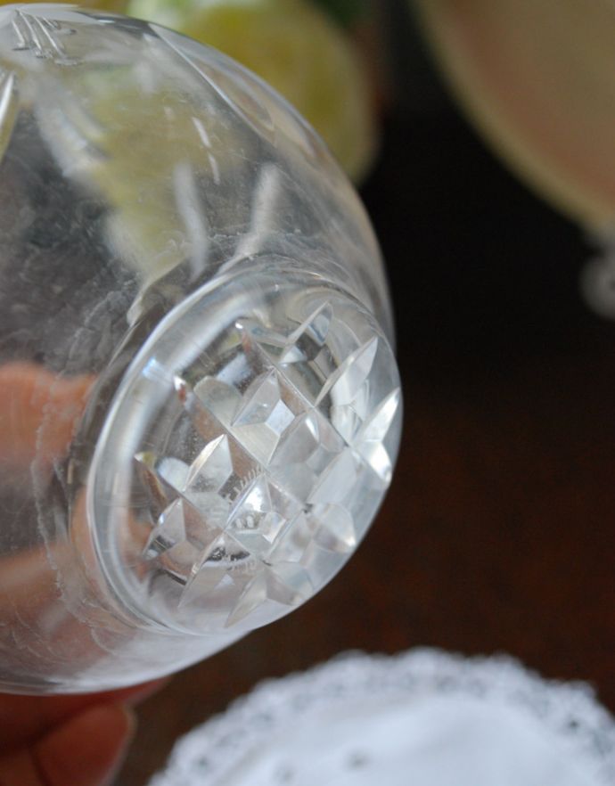 フラワーベース　アンティーク雑貨　お花のカッティングが美しい、アンティークガラスフラワーベース（花器）、プレスドグラス。底のカッティングもキレイなデザインです。(pg-3360)