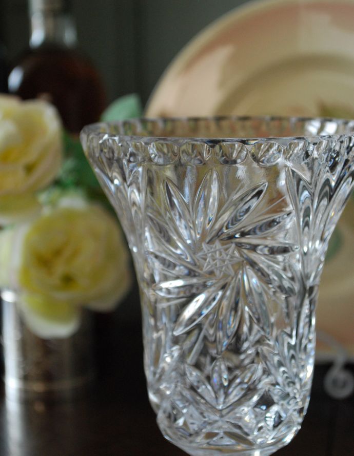 フラワーベース　アンティーク雑貨　星が刻まれたとっても美しい、脚付きのフラワーベース（花器）、アンティークプレスドグラス。アンティークのため、多少の欠け・傷がある場合がありますが、使用上問題はありませんので、ご了承下さい。(pg-3363)