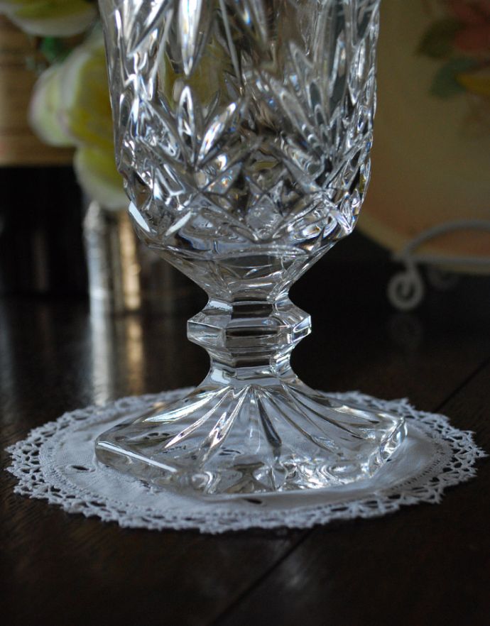 フラワーベース　アンティーク雑貨　星が刻まれたとっても美しい、脚付きのフラワーベース（花器）、アンティークプレスドグラス。光に当たるとキラキラ輝きます。(pg-3363)