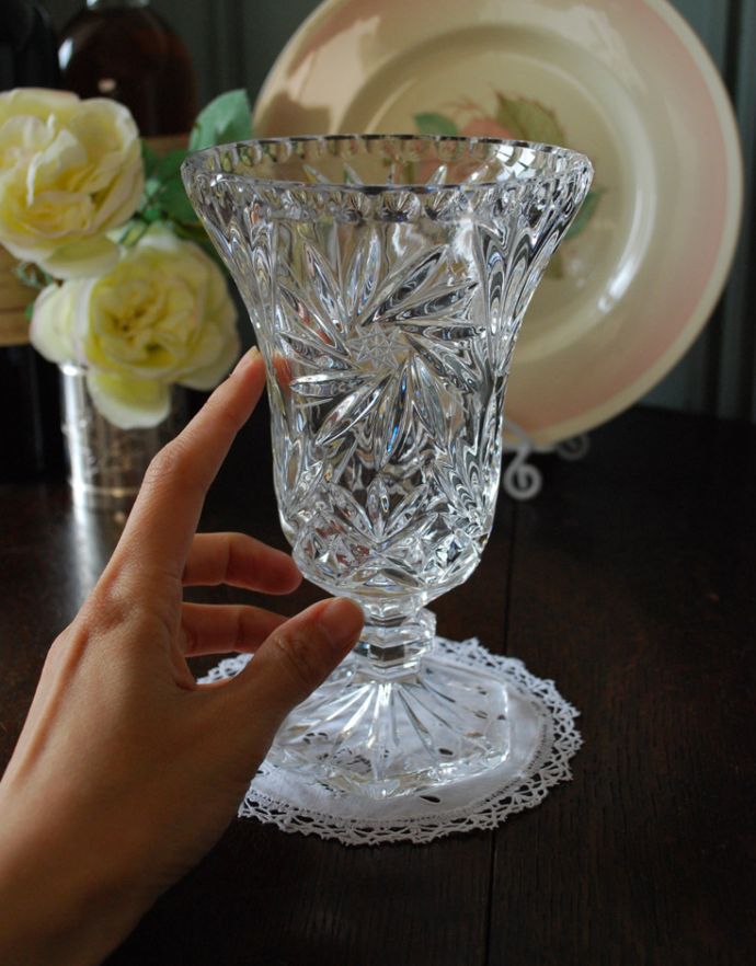 フラワーベース　アンティーク雑貨　星が刻まれたとっても美しい、脚付きのフラワーベース（花器）、アンティークプレスドグラス。飾るだけで絵になる美しさです。(pg-3363)