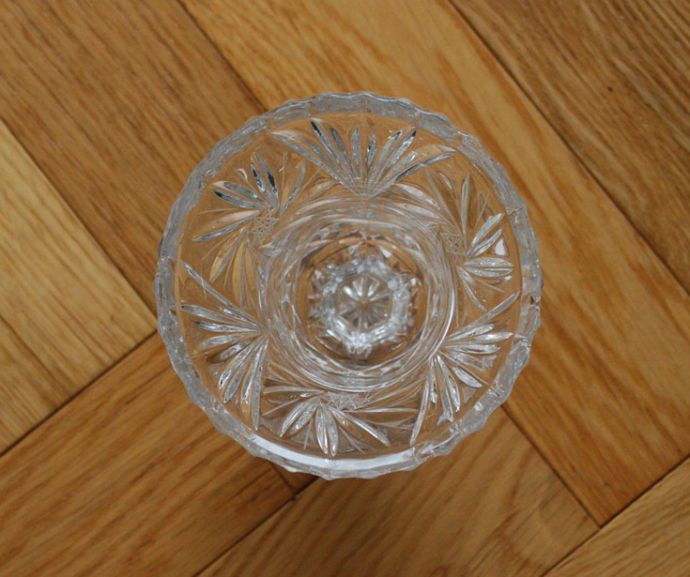 フラワーベース　アンティーク雑貨　星が刻まれたとっても美しい、脚付きのフラワーベース（花器）、アンティークプレスドグラス。上から見てもキレイなデザインです。(pg-3363)