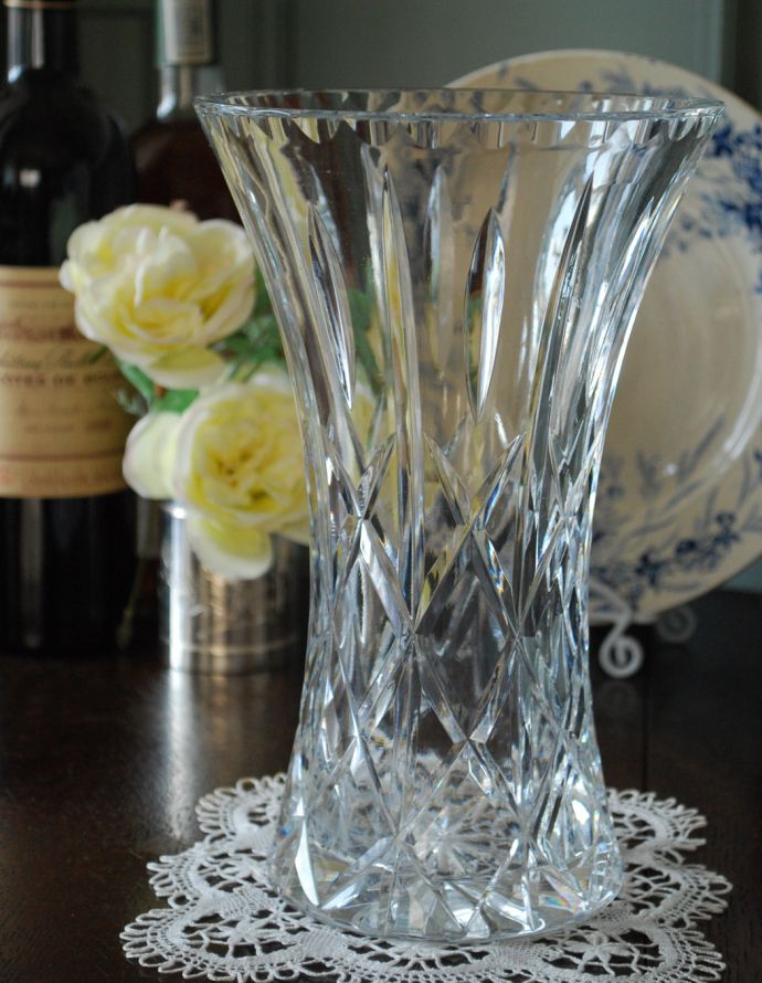 フラワーベース アンティーク雑貨 縁どりがレースカットで華やかなアンティークフラワーベース(花器)。アンティークのため、多少の欠け・傷がある場合がありますが、使用上問題はありませんので、ご了承下さい。(pg-3367)