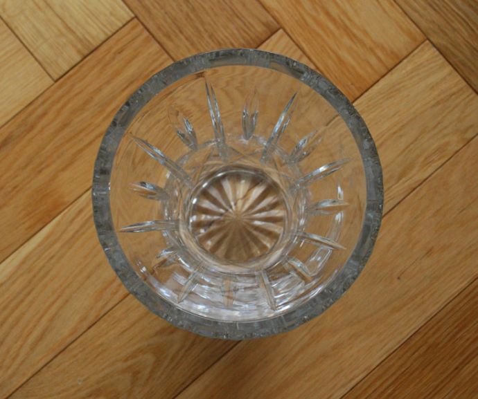 フラワーベース アンティーク雑貨 縁どりがレースカットで華やかなアンティークフラワーベース(花器)。上から見るとこんな感じです。(pg-3367)