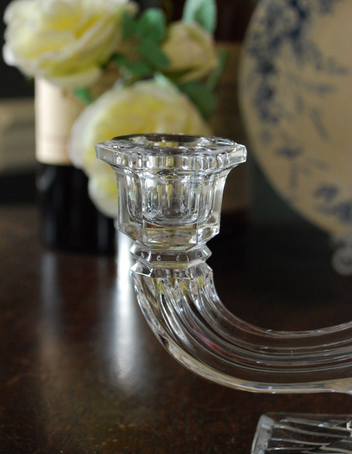 オブジェ、ベル アンティーク雑貨 2本立てられるガラスの輝きが美しいキャンドルスタンド、アンティークプレスドグラス(ろうそく立て)。アンティークのため、多少の欠け・傷がある場合がありますが、使用上問題はありませんので、ご了承下さい。(pg-3375)