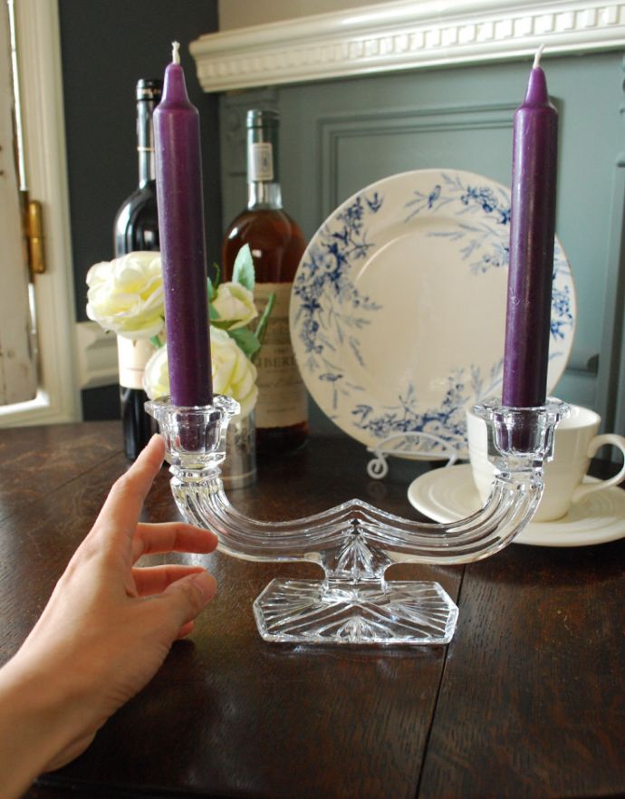 オブジェ、ベル アンティーク雑貨 2本立てられるガラスの輝きが美しいキャンドルスタンド、アンティークプレスドグラス(ろうそく立て)。珍しい二本立てのスタンド。(pg-3375)