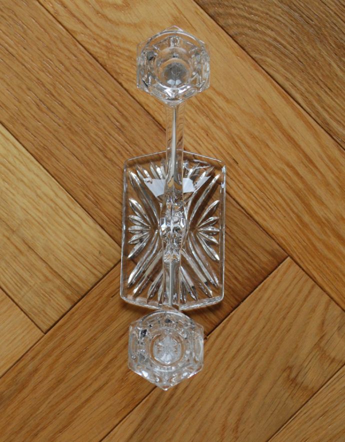 オブジェ、ベル アンティーク雑貨 2本立てられるガラスの輝きが美しいキャンドルスタンド、アンティークプレスドグラス(ろうそく立て)。上から見るとこんな感じです。(pg-3375)