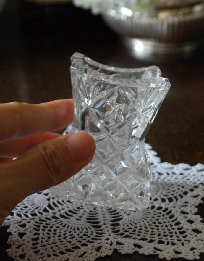 フラワーベース アンティーク雑貨 どこにでも置ける小さいアンティークプレスドグラス(花瓶)。キッチンや洗面台、トイレなどの小さなスペースや窓枠の上でお花と共に輝きます。(pg-3382)