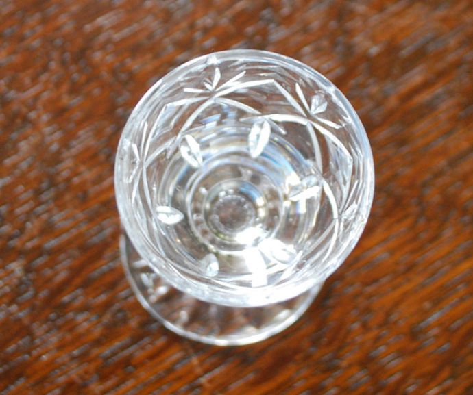 グラス、カトラリー アンティーク雑貨 アンティークのガラス食器(リキュールグラス) ダイニングを彩るプレスドグラス。上から見るとこんな感じ。(pg-3385)
