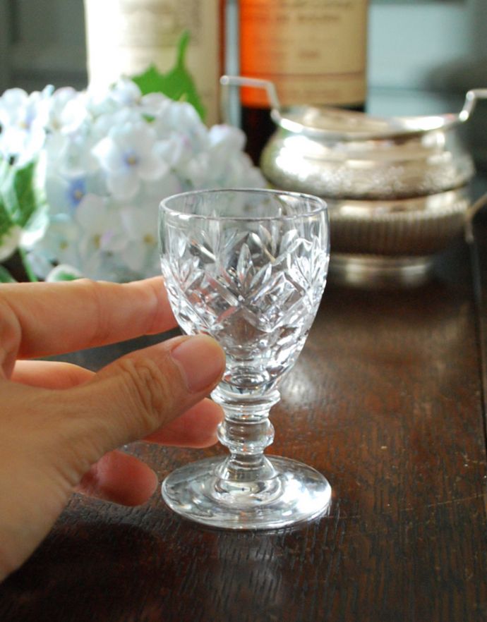 グラス、カトラリー　アンティーク雑貨　アンティークガラスのリキュールグラス、ダイニングを彩るプレスドグラス。ダイニングに置いてあるだけで素敵な雰囲気を作ってくれます。(pg-3386)