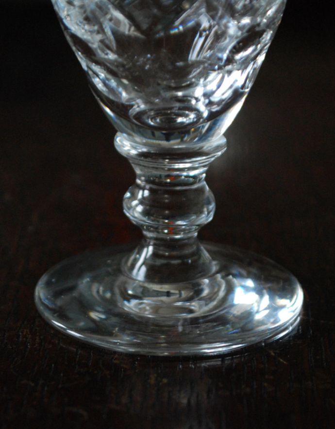 グラス、カトラリー　アンティーク雑貨　アンティークガラスのリキュールグラス、ダイニングを彩るプレスドグラス。アンティークのため、多少の欠け・傷がある場合がありますが、使用上問題はありませんので、ご了承下さい。(pg-3386)