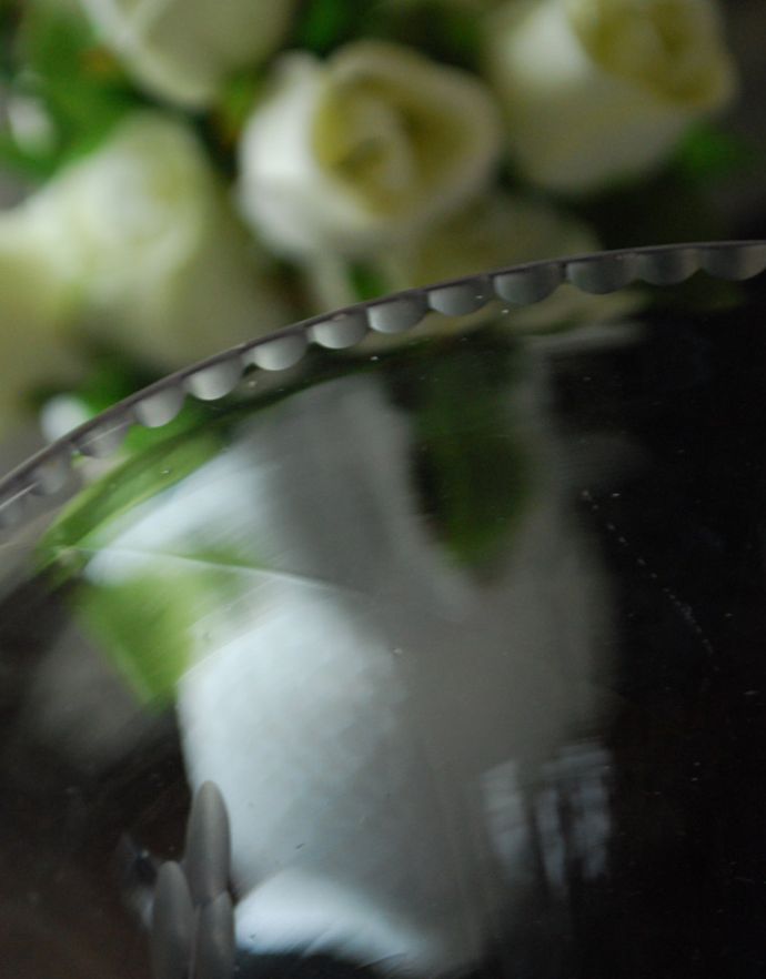 フラワーベース アンティーク雑貨 お花のカッティングが美しいアンティークの花器、プレスドグラスのフラワーベース。縁どりの細かいカッティングもきらきら輝きます。(pg-3397)