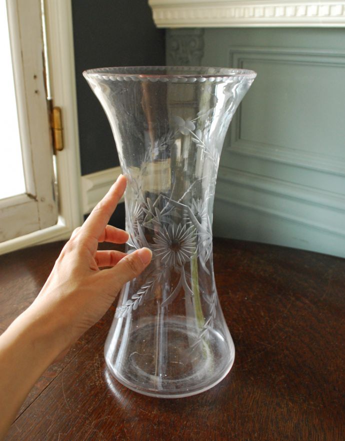フラワーベース アンティーク雑貨 お花のカッティングが美しいアンティークの花器、プレスドグラスのフラワーベース。飾るだけで絵になる美しさ。(pg-3397)