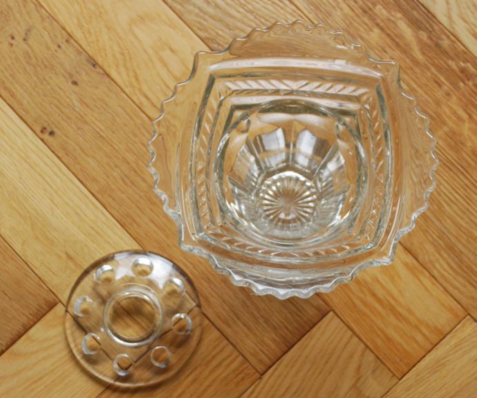 フラワーベース アンティーク雑貨 透明感のある美しいアンティークのフラワーベース、プレスドグラスの花器(ガラス留め付き)。お花を挿すところは外れるので、お手入れもしやすいです。(pg-3399)