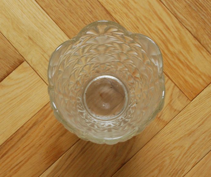 フラワーベース　アンティーク雑貨　装飾にこだわったガラスのフラワーベース（花器）、アンティークプレスドグラス。上から見るとこんな感じです。(pg-3402)