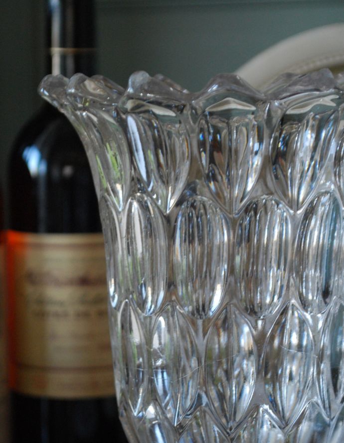 フラワーベース　アンティーク雑貨　お花のような縁どり、脚付きのガラスフラワーベース（花器）プレスドグラス。光に当たるときらきら輝きます。(pg-3403)