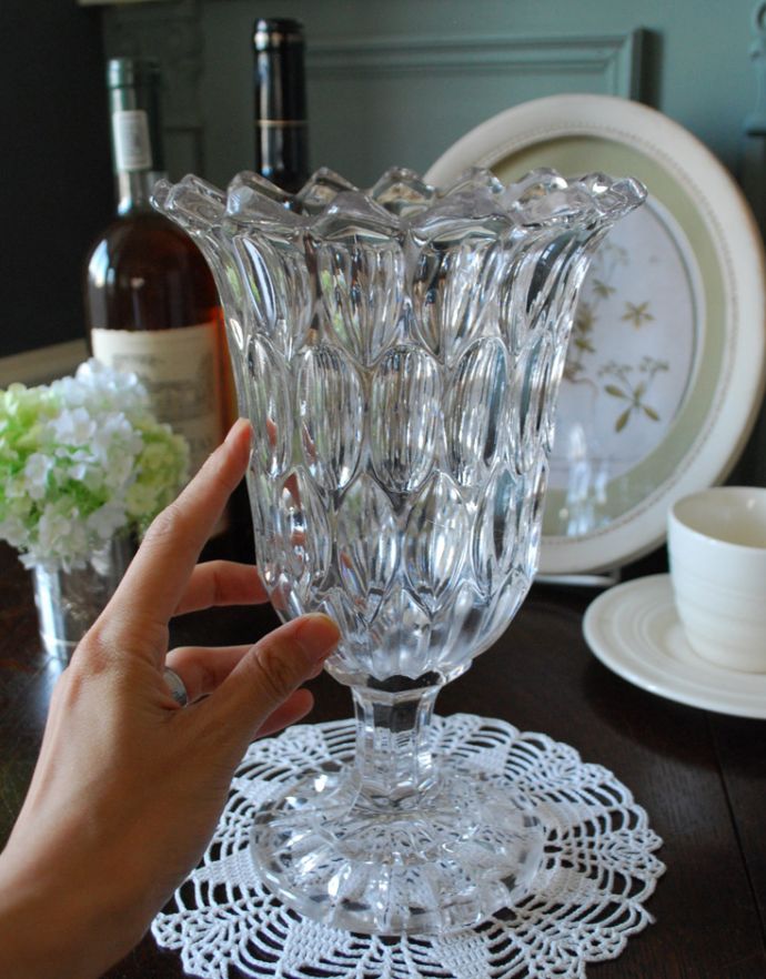 フラワーベース　アンティーク雑貨　お花のような縁どり、脚付きのガラスフラワーベース（花器）プレスドグラス。飾るだけで絵になる美しさ。(pg-3403)