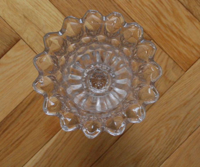 フラワーベース　アンティーク雑貨　お花のような縁どり、脚付きのガラスフラワーベース（花器）プレスドグラス。上から見るとこんな感じです。(pg-3403)