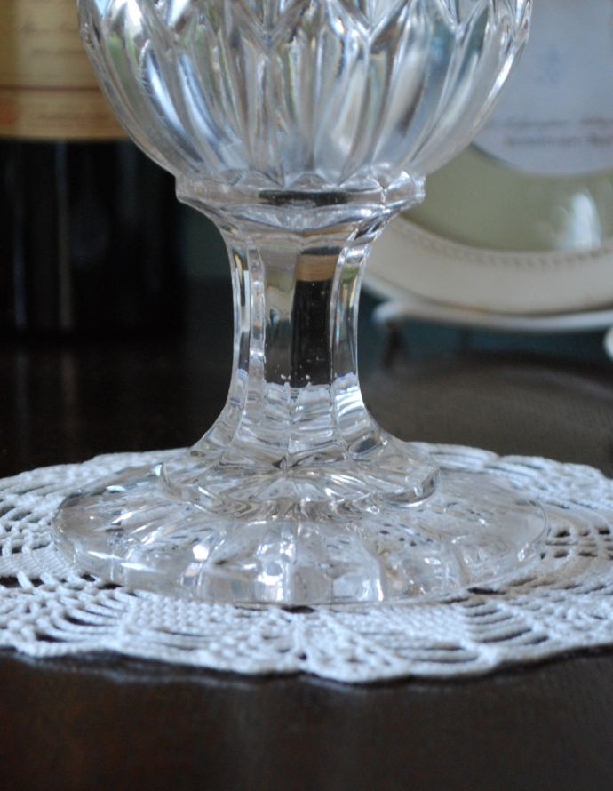 フラワーベース　アンティーク雑貨　お花のような縁どり、脚付きのガラスフラワーベース（花器）プレスドグラス。土台のカッティングも素敵です。(pg-3403)