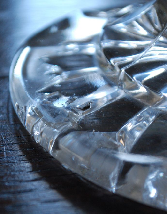 フラワーベース　アンティーク雑貨　お花のような縁どり、脚付きのガラスフラワーベース（花器）プレスドグラス。アンティークのため、多少の欠け・傷がある場合がありますが、使用上問題はありませんので、ご了承下さい。(pg-3403)