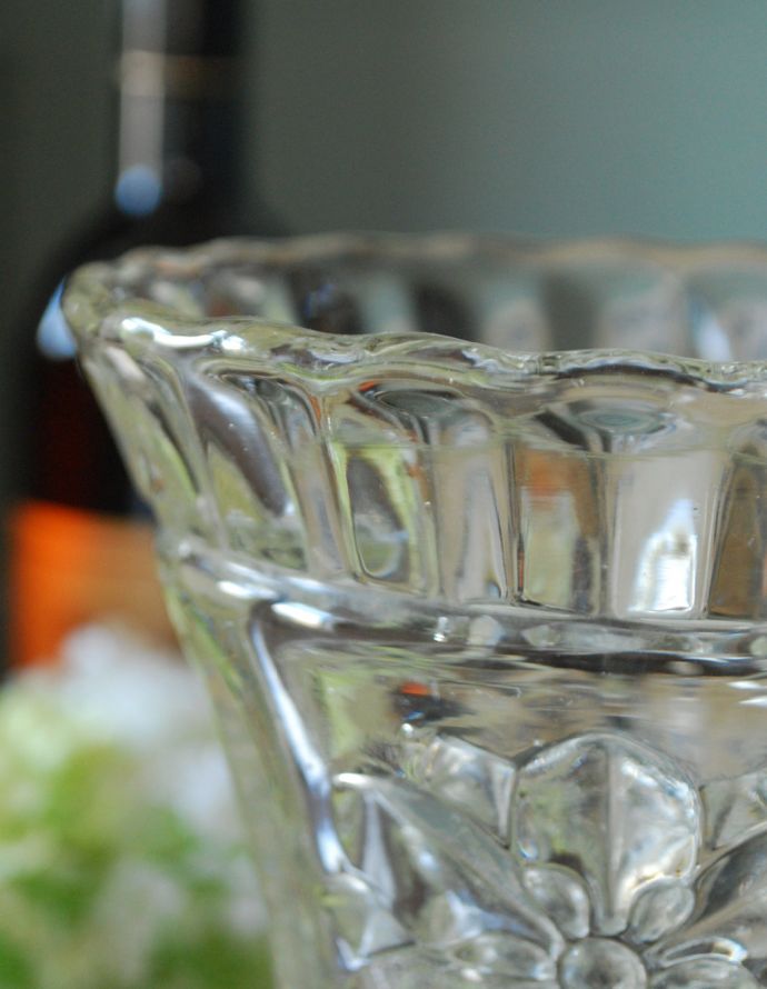 フラワーベース　アンティーク雑貨　華やかななお花のカッティングが美しい・・ガラスのフラワーベース　プレスドグラス。アンティークのため、多少の欠け・傷がある場合がありますが、使用上問題はありませんので、ご了承下さい。(pg-3404)