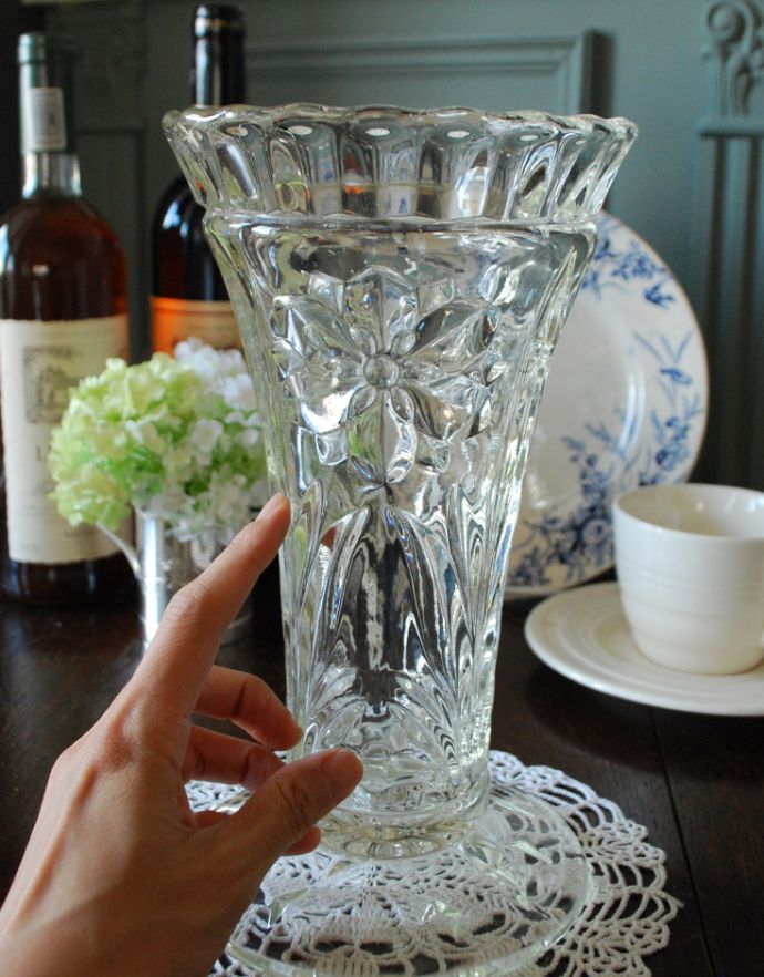 フラワーベース　アンティーク雑貨　華やかななお花のカッティングが美しい・・ガラスのフラワーベース　プレスドグラス。飾るだけで絵になる美しさ。(pg-3404)