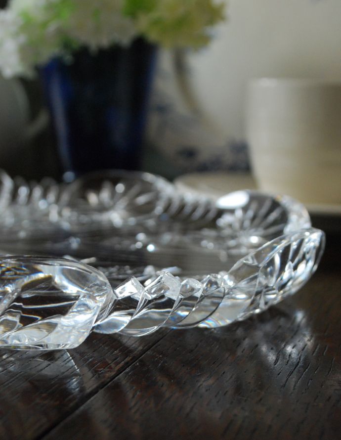 プレート、ケーキスタンド アンティーク雑貨 食卓を華やかに彩るアンティークガラストレー(アンティークプレート)、プレスドグラス。アンティークのため、多少の欠け・傷がある場合がありますが、使用上問題はありませんので、ご了承下さい。(pg-3414)